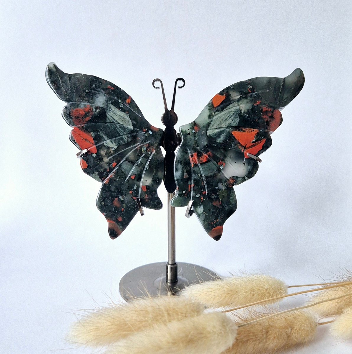 Afrikaanse Bloedsteen Vlinder op Standaard – Handgesneden Edelsteen Sculptuur 12–14 cm (African Bloodstone)