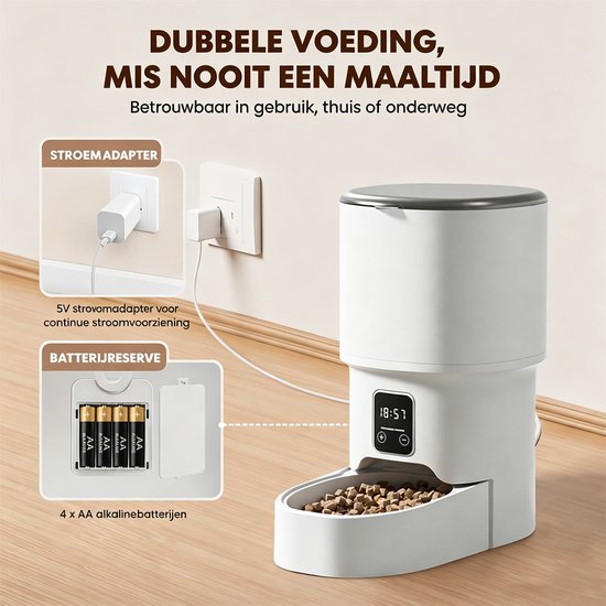 Witte automatische voerbak met digitale display. Getoond met stroomadapter en 4 AA-batterijen als back-up.