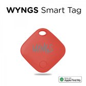Een rode vierkante WYNGS Smart Tag met het WYNGS logo erop. Werkt met Apple Find My.