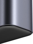 Gedetailleerd beeld van de gebogen rand van een grijze Joyroom adapter met een zwarte basis.