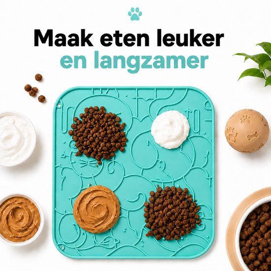 Blauwe likmat met kattenpatroon, met kommen pindakaas, yoghurt en hondenbrokjes.