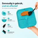 Blauwe likmat, 21,5 cm, met verschillende texturen. Een hand smeert pindakaas met een spatel.