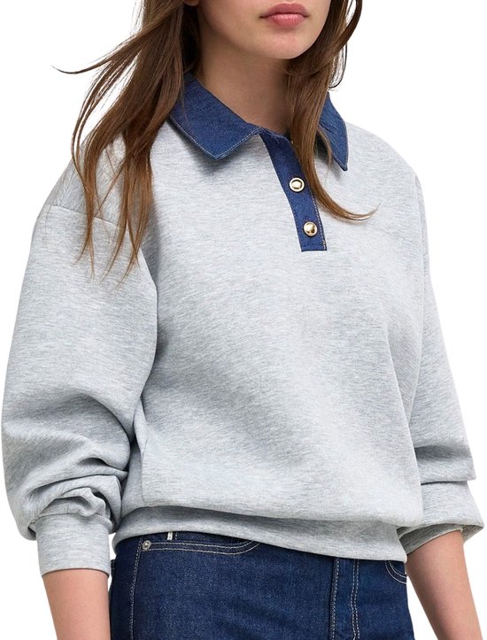 Grijs katoenen sweatshirt met denim kraag en knoopjes. Model draagt een spijkerbroek.