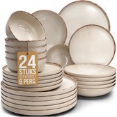 Een gestyleerde set van 24 beige aardewerken serviesstukken met bruine rand, voor 6 personen.