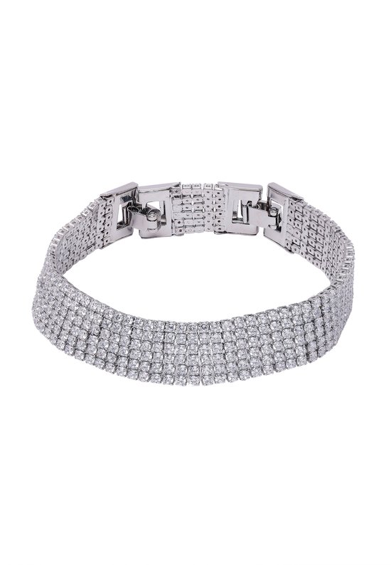 Zilverkleurige armband met vier rijen strass steentjes en een dubbele schakelsluiting.