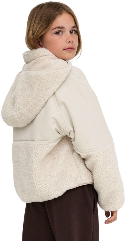 Meisje in beige jas met teddy-inzet op de mouwen en zakken, en capuchon, van achteren gezien.