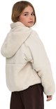 Meisje in beige jas met teddy-inzet op de mouwen en zakken, en capuchon, van achteren gezien.