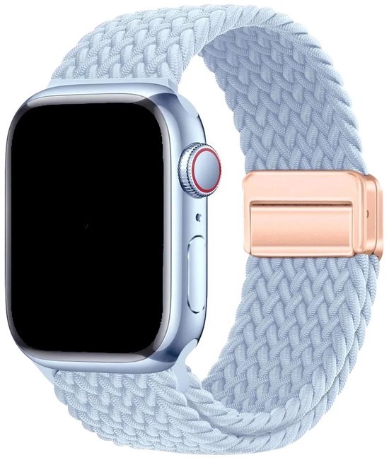 Lichtblauwe gevlochten nylon band voor Apple Watch met roze gesp. De voorkant van de watch is zichtbaar.
