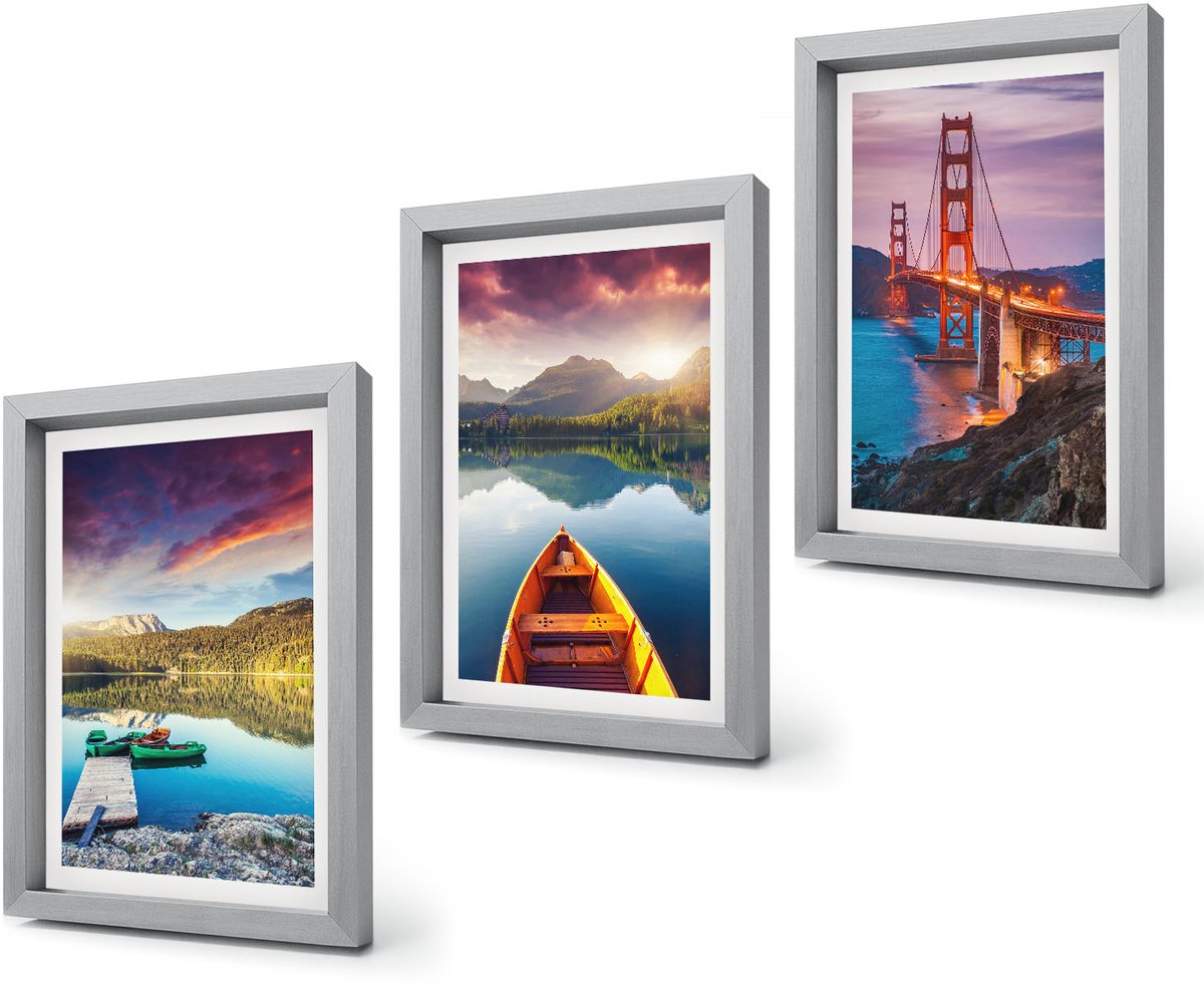 Coloray 4-Delige Schilderij Set - Uitzicht op de bergen met meren, boten en een brug. - 20 x 30 cm - Muurdecoratie - Decoratieve Schilderijen - Wohnzimmer - Interieur Decoratie Zilveren lijst