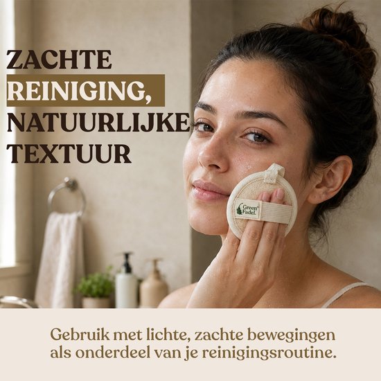Een vrouw met een zachte reinigingspad van natuurlijke loofahvezels op haar gezicht. De tekst 'ZACHTE REINIGING, NATUURLIJKE TEXTUUR' staat op de afbeelding.