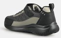 Achterkant van zwarte sneaker met klittenband, grijze en beige accenten. Zwarte zool.
