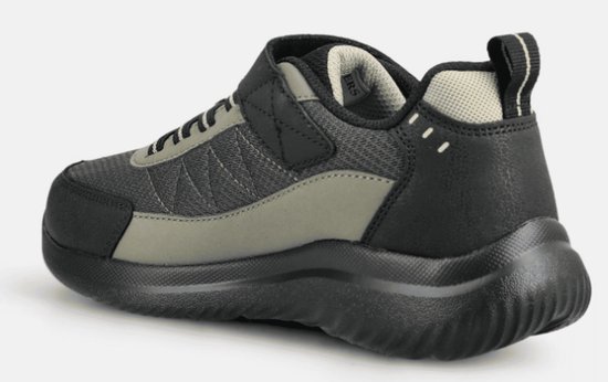 Achterkant van zwarte sneaker met klittenband, grijze en beige accenten. Zwarte zool.