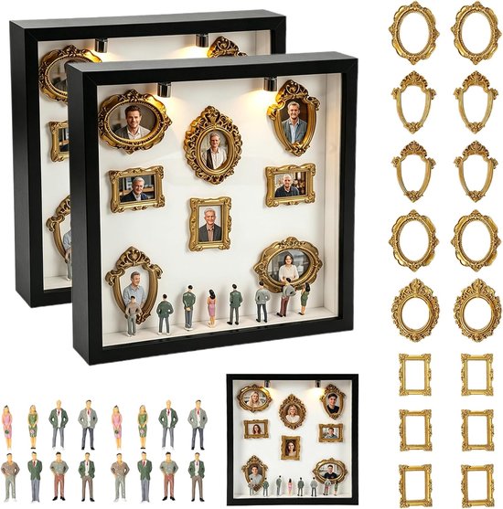 Twee fotolijsten met foto's en poppetjes, naast losse gouden fotolijstjes en poppetjes.