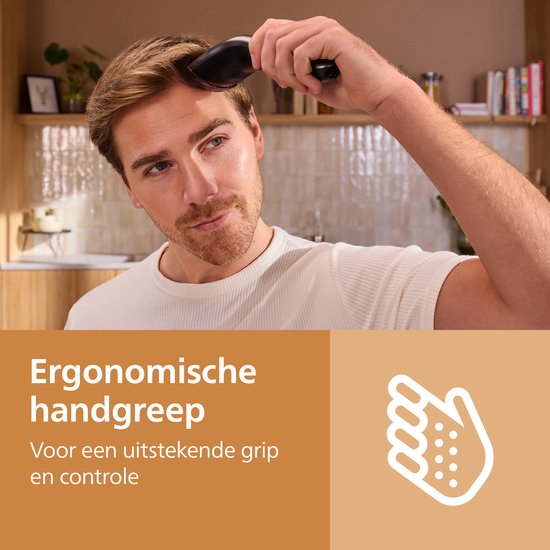 Man gebruikt ergonomische Philips haartrimmer voor zelf knippen.