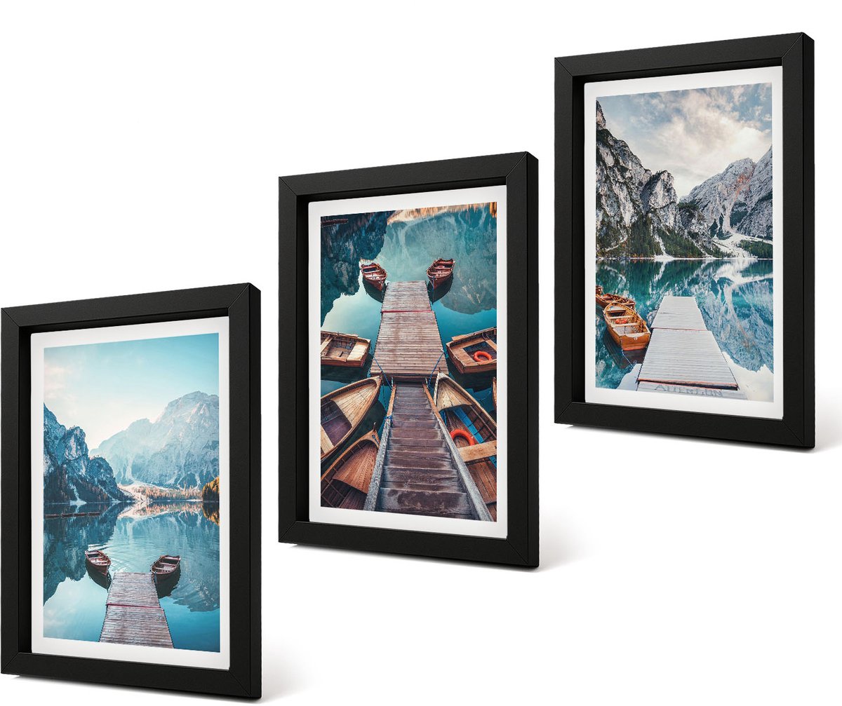 Coloray 4-Delige Schilderij Set - Een rustig meer met houten steigers en boten. - 20 x 30 cm - Wanddecoratie - Schilderijen Set - Interieur - Interieur Decoratie