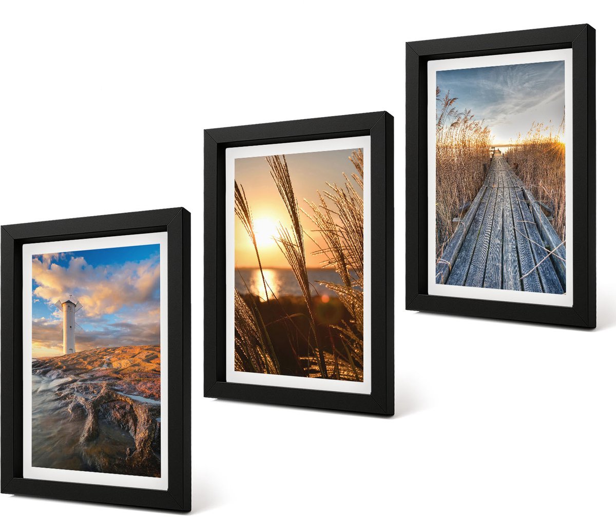 Coloray 4-Delige Schilderij Set - Uitzicht op de vuurtoren over de zee, het gras en een houten pier. - 20 x 30 cm - Wanddecoratie - Muurdecoratie - Moderne Interieurdecoratie - Decoratieve Schilderijen