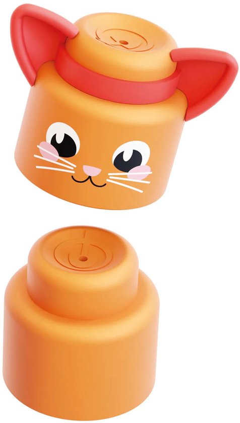 Oranje speelgoedkat met oranje oren, met het hoofdje los van het onderste blok.