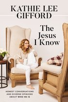 Kathie Lee Gifford zit in een fauteuil met een mok, gekleed in een beige trui en witte broek. Titel: The Jesus I Know.