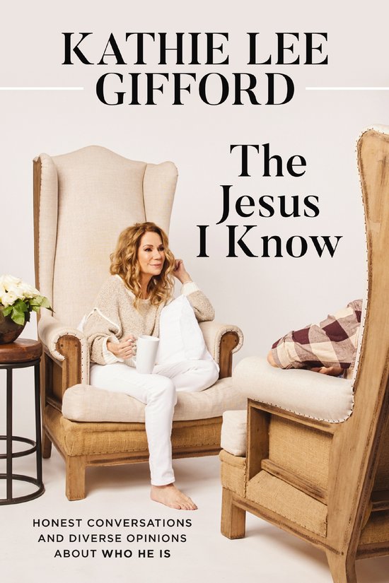 Kathie Lee Gifford zit in een fauteuil met een mok, gekleed in een beige trui en witte broek. Titel: The Jesus I Know.