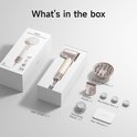 Inhoud van de doos: haardroger, diffuser, gladmakende opzetstukken, voedende pods en gebruikershandleiding. Text: What's in the box