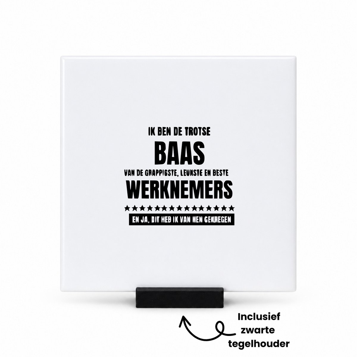 Hacebo Ik ben de trotse baas van de grappigste en leukste en beste werknemers tegeltje met tegelhouder - Baas - Medewerkers - tegeltjes met tekst - Cadeau - spreuktegels - 10.8x10.8 CM Wit
