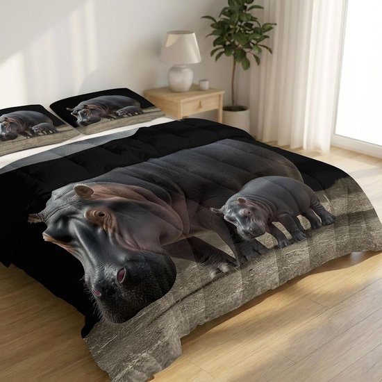 Zwart dekbed met nijlpaardmoeder en kalf, in een lichte slaapkamer met houten vloer.