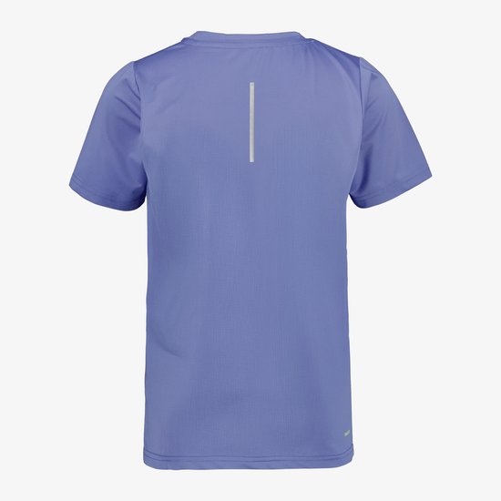 Achterkant van het blauwe sport T-shirt met korte mouwen en een verticale reflecterende streep op de rug.