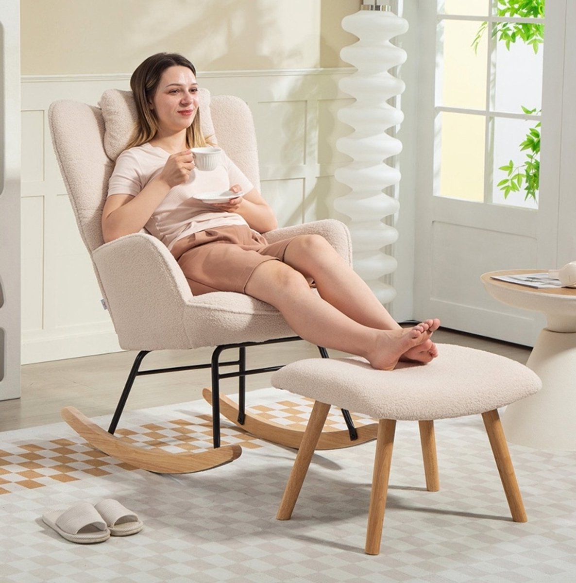 MIVRAY Schommelstoel 70,5 x 101,5 x 99,5 cm - Met Hocker En Ergonomische Hoge Rugleuning - Voor Woonkamer En Leeshoek - Stof Beige