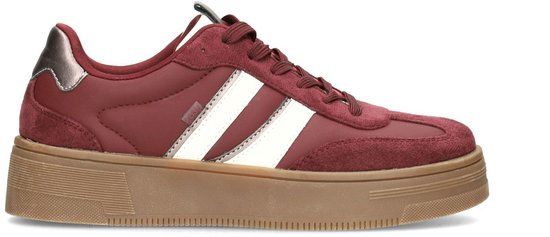 Zijaanzicht van een donkerrode sneaker met witte strepen en dikke bruine zool.