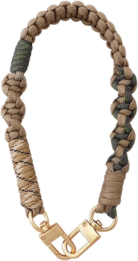 Cordon de téléphone tressé camel avec détails camouflage verts et gris et fermoir doré.