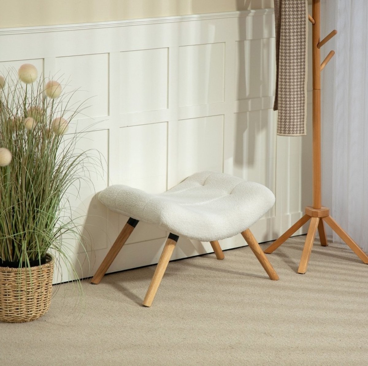 MIVRAY Voetenbankje 67 x 45 x 38 cm - Gestoffeerde Poef Met Fleece Bekleding En Houten Poten - Voor Woonkamer En Slaapkamer - Cremewit