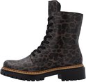 Zwarte veterboot met bruine luipaardprint, zijkant zichtbaar.