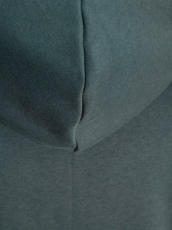 Gedetailleerd beeld van de capuchon van een donkergroene hoodie.