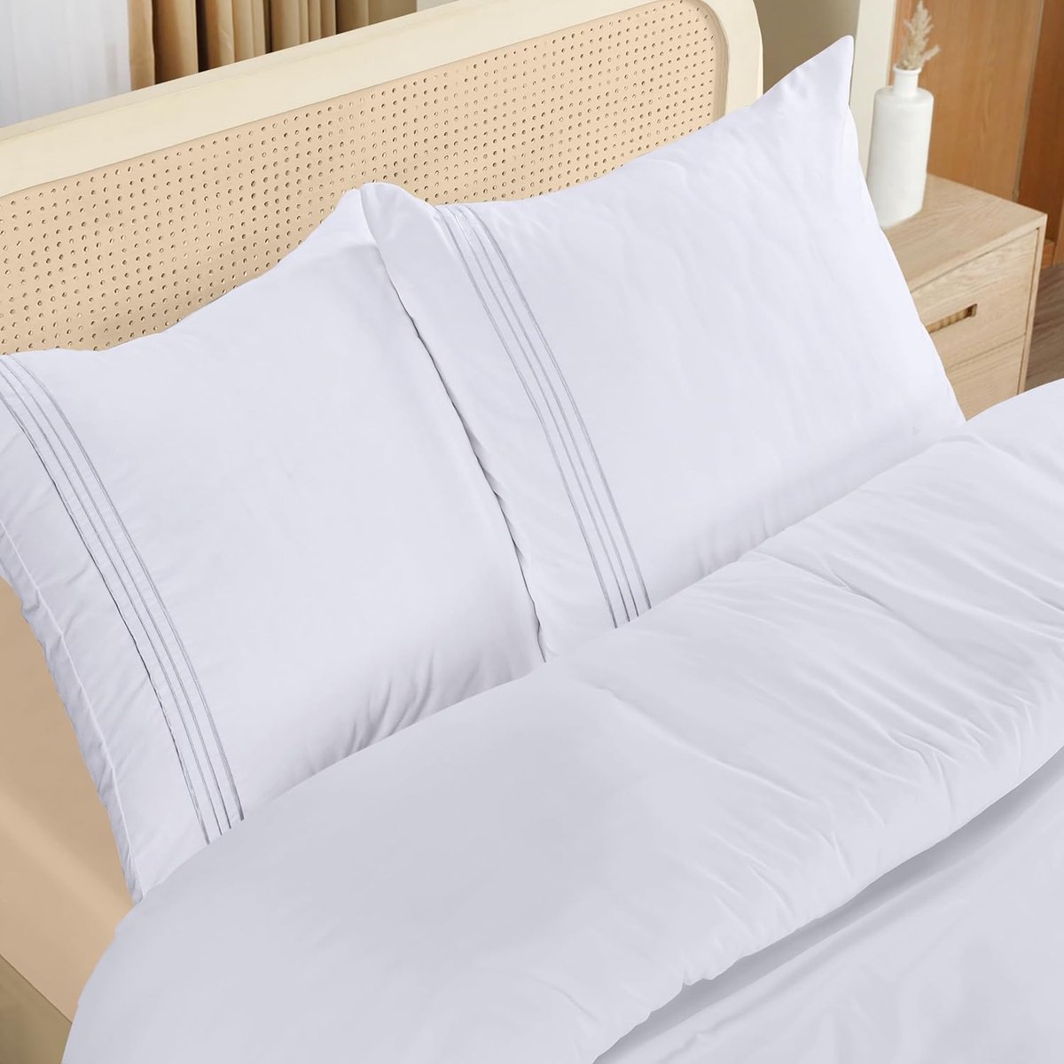 Bedding Dekbedovertrekset - Microvezel Polyester Dekbedovertrek 200x200 cm + 2 Geborduurde Kussenslopen 80x80 cm - Wit