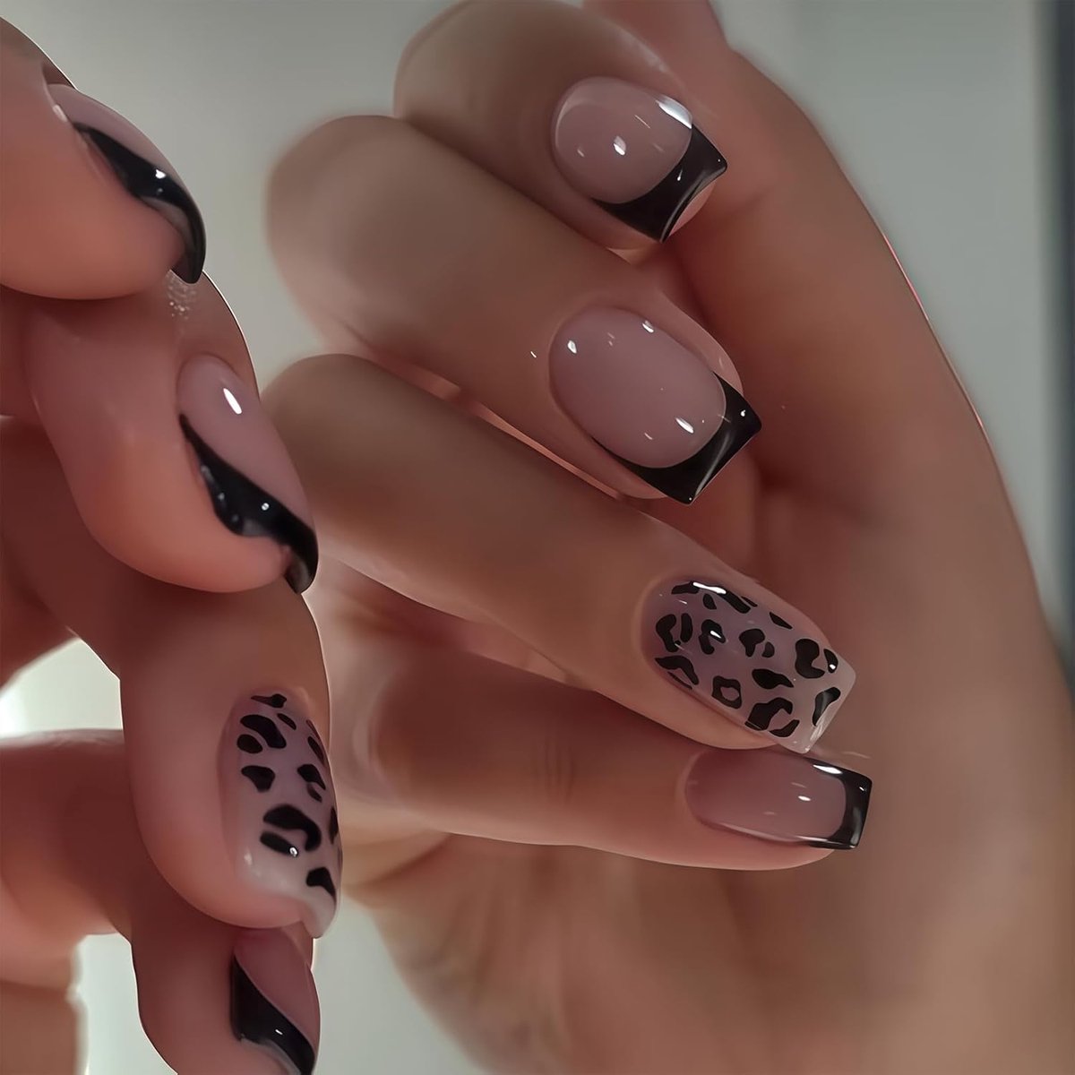 24 stuks korte vierkante press-on nagels zwart luipaardprint Franse zwarte rand glanzend herbruikbaar volledige dekking valse nagels eenvoudig aan te brengen