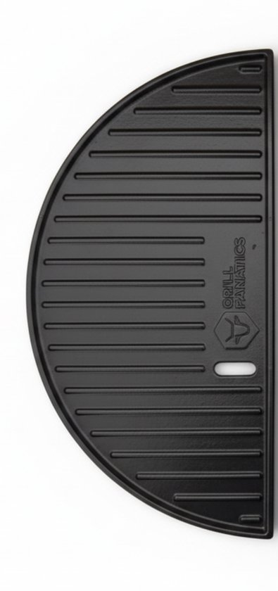 Zwarte gietijzeren grillplaat in halve maanvorm met ribbels en 'Grill Fanatics' logo.
