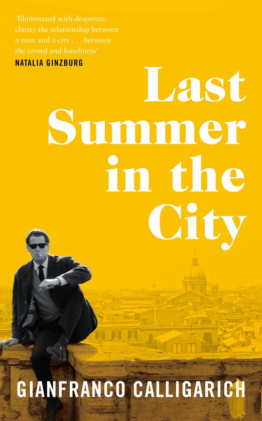 Boek 'Last Summer in the City' met een man in pak en zonnebril, zittend voor een stadsgezicht.