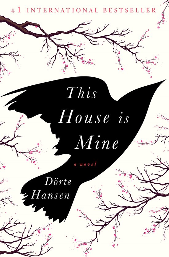 Boekcover met de titel "This House is Mine" en een zwarte vogel die een gezicht vormt. Takken met roze bloesems aan de boven- en onderkant.