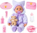 Babypop in paars sneeuwpak met accessoires: speen, knuffelbeer, slabbertje, tasje, flesje, schaaltje en potje.