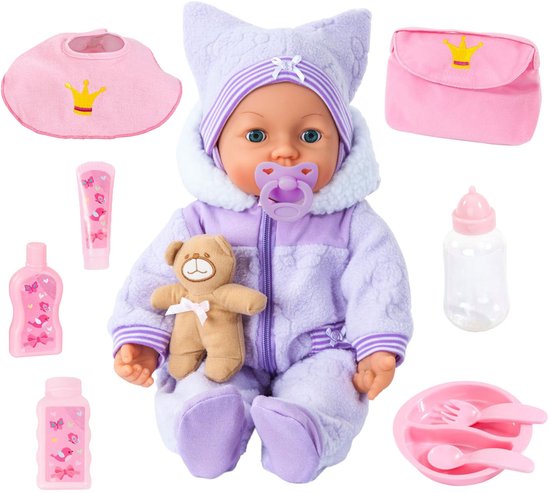 Babypop in paars sneeuwpak met accessoires: speen, knuffelbeer, slabbertje, tasje, flesje, schaaltje en potje.