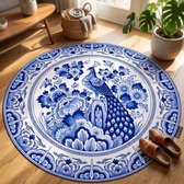Rond vloerkleed met Delfts blauw patroon van een pauw en bloemen, met schoenen ernaast.
