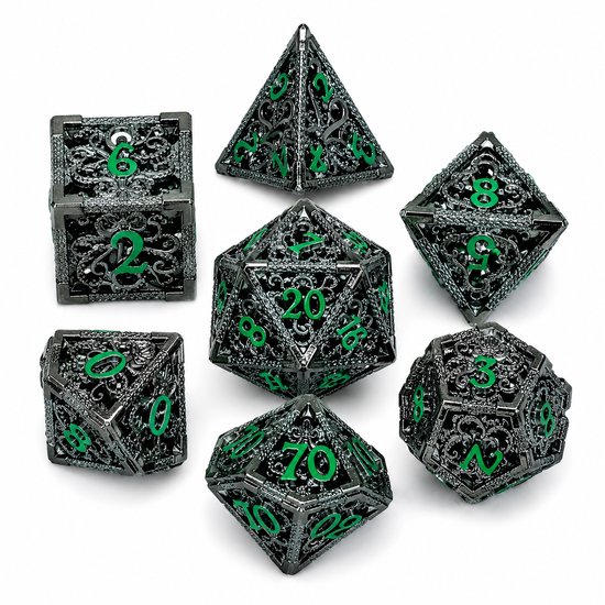 Zeven metalen RPG-dobbelstenen met opengewerkt design en groene cijfers, op witte achtergrond.