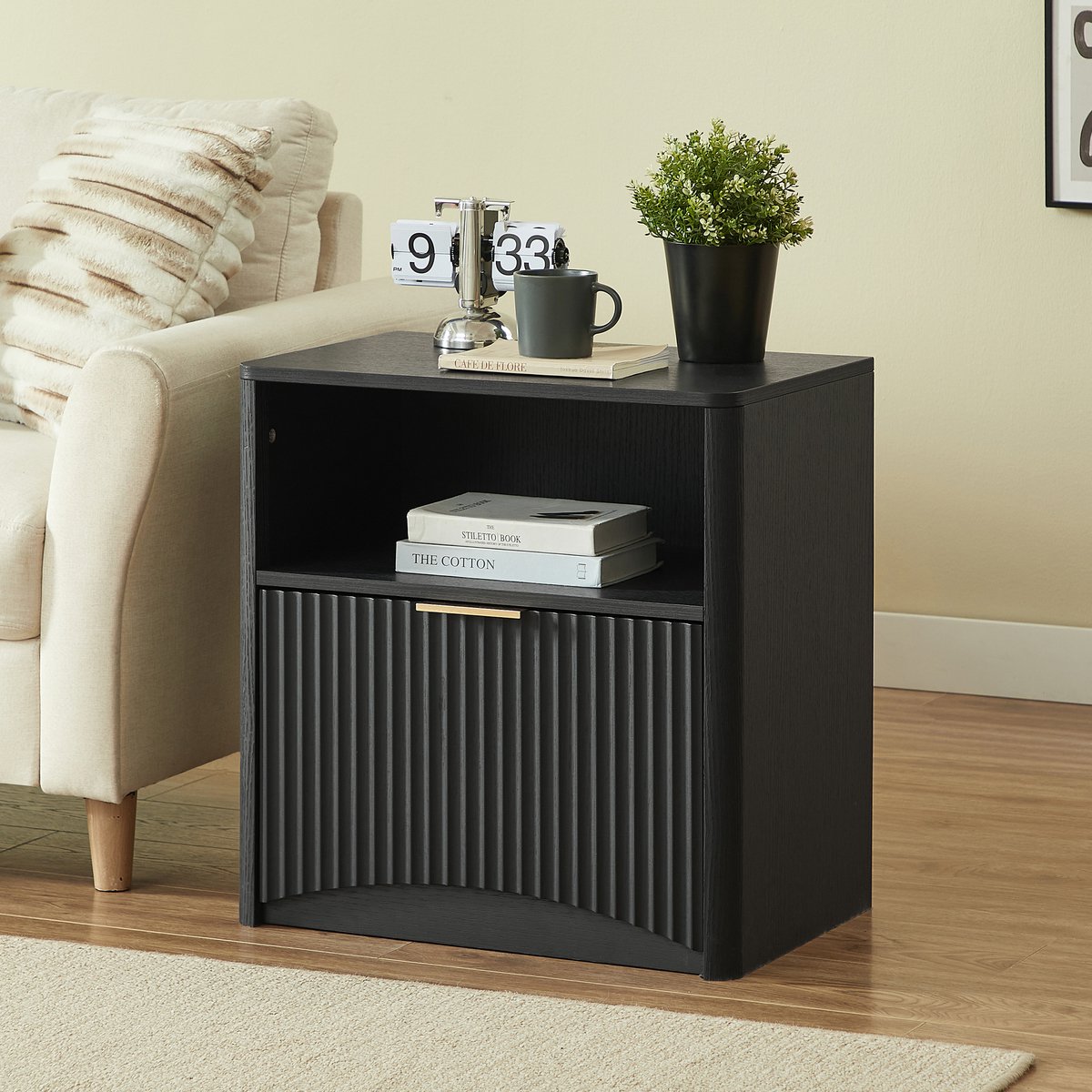 REDOM - Bedtafel - Open vak en lade - Geribbeld front met afgeronde hoeken - Stille ladegeleiders - Modern - Spaanplaat en metaal - Zwart - 58 x 38 x 60 cm
