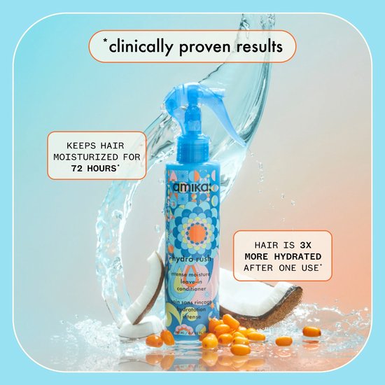 Flacon pulvérisateur amika hydro rush bleu, entouré de noix de coco, de baies et d'éclaboussures d'eau ; affirme hydrater pendant 72 heures.