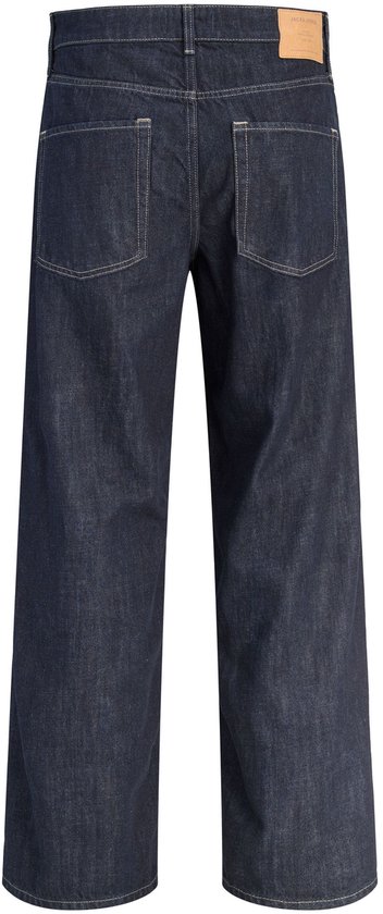 Achterkant van een donkere jeans met wijde pasvorm en 'JACK & JONES' label op de tailleband.