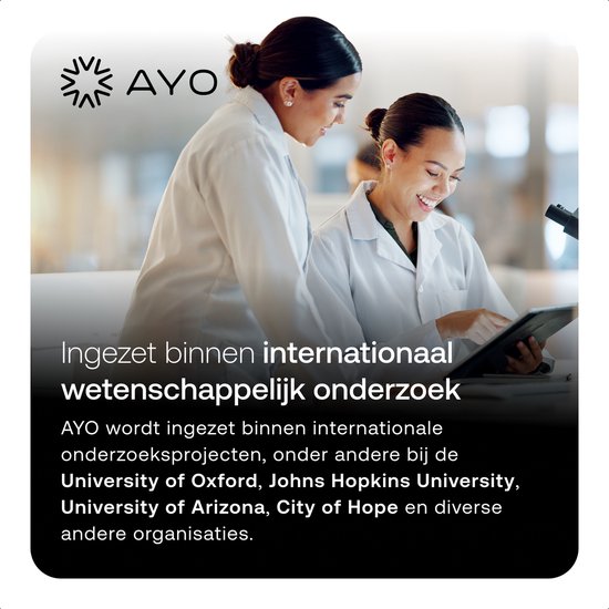 Twee vrouwen in labojassen bekijken een tablet. Beschreven als 'Ingezet binnen internationaal wetenschappelijk onderzoek'.