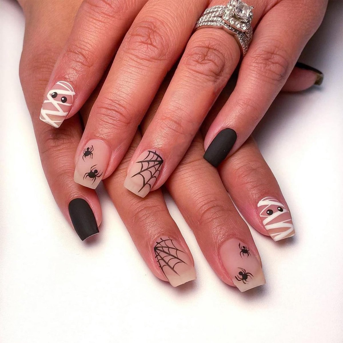 SolidKeus - Set van 24 Halloween Nagels met Spin Ontwerp