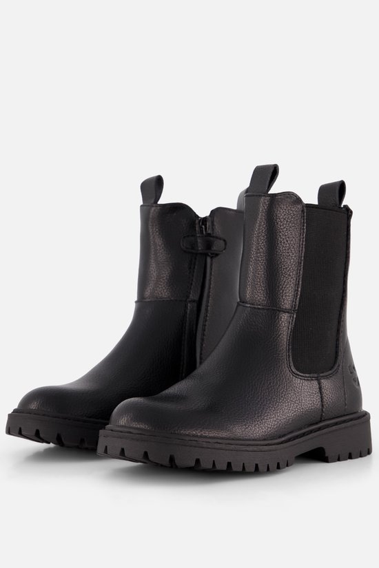 Zijkant van twee zwarte chelseaboots met ritssluiting en elastische zijkanten.