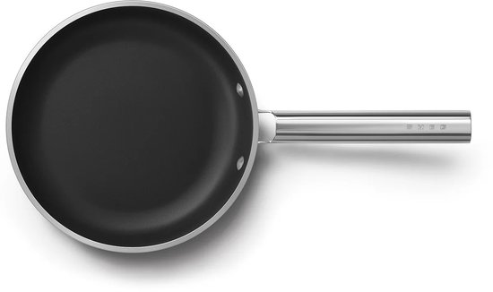 Crème kleurige koekenpan van bovenaf gezien, met RVS handvat met 'SMEG' logo.