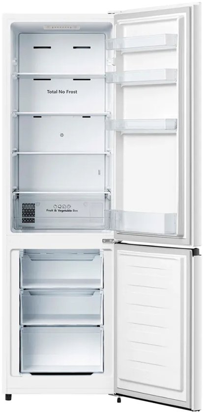 Open witte Hisense koelkast met lege planken en laden, inclusief 'Total No Frost' en 'Fruit & Vegetable Box'.